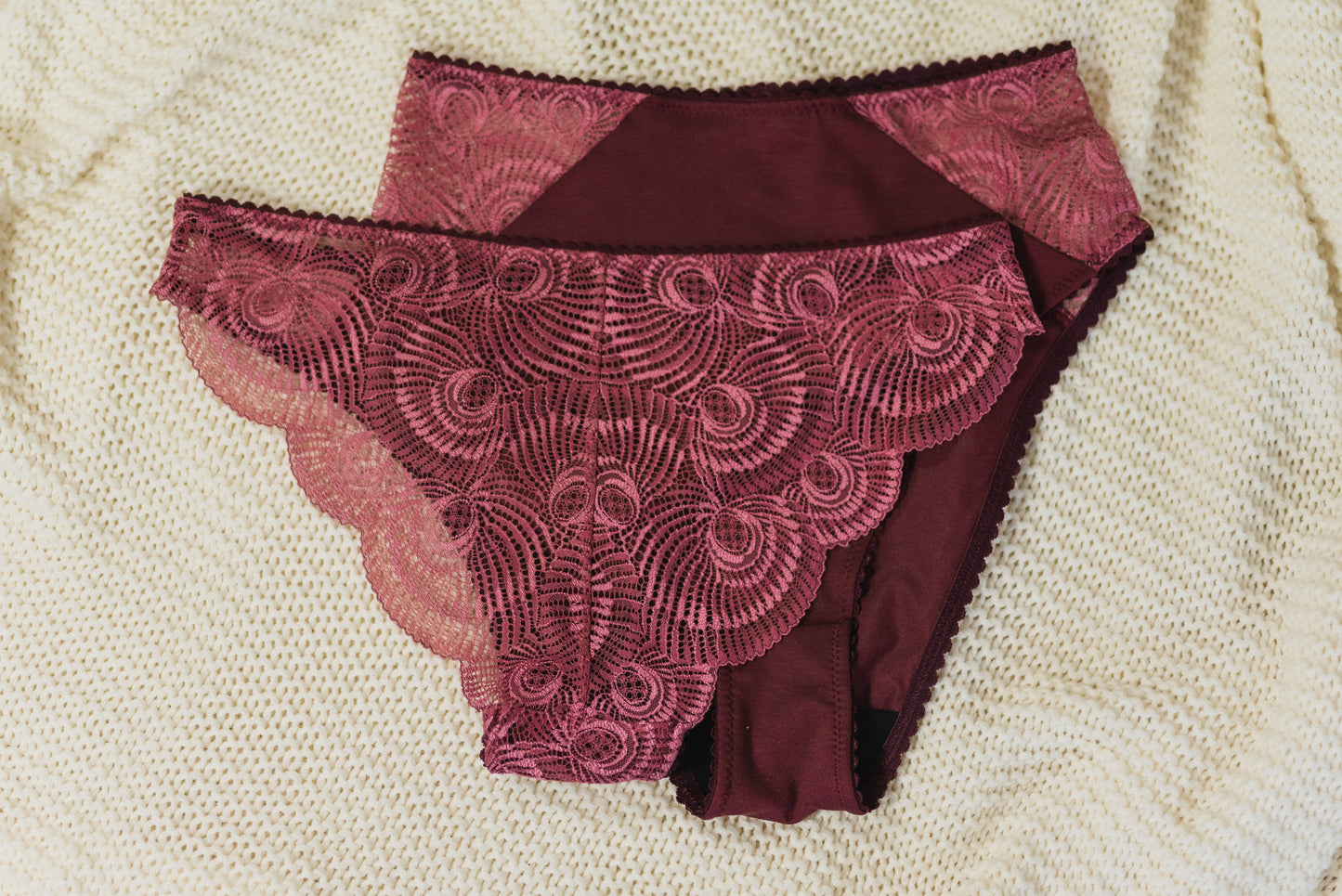 Sieviešu zemā vidukļa biksītes no TENCEL™ trikotāžas un pārstrādātas mežģīnes - Bordo