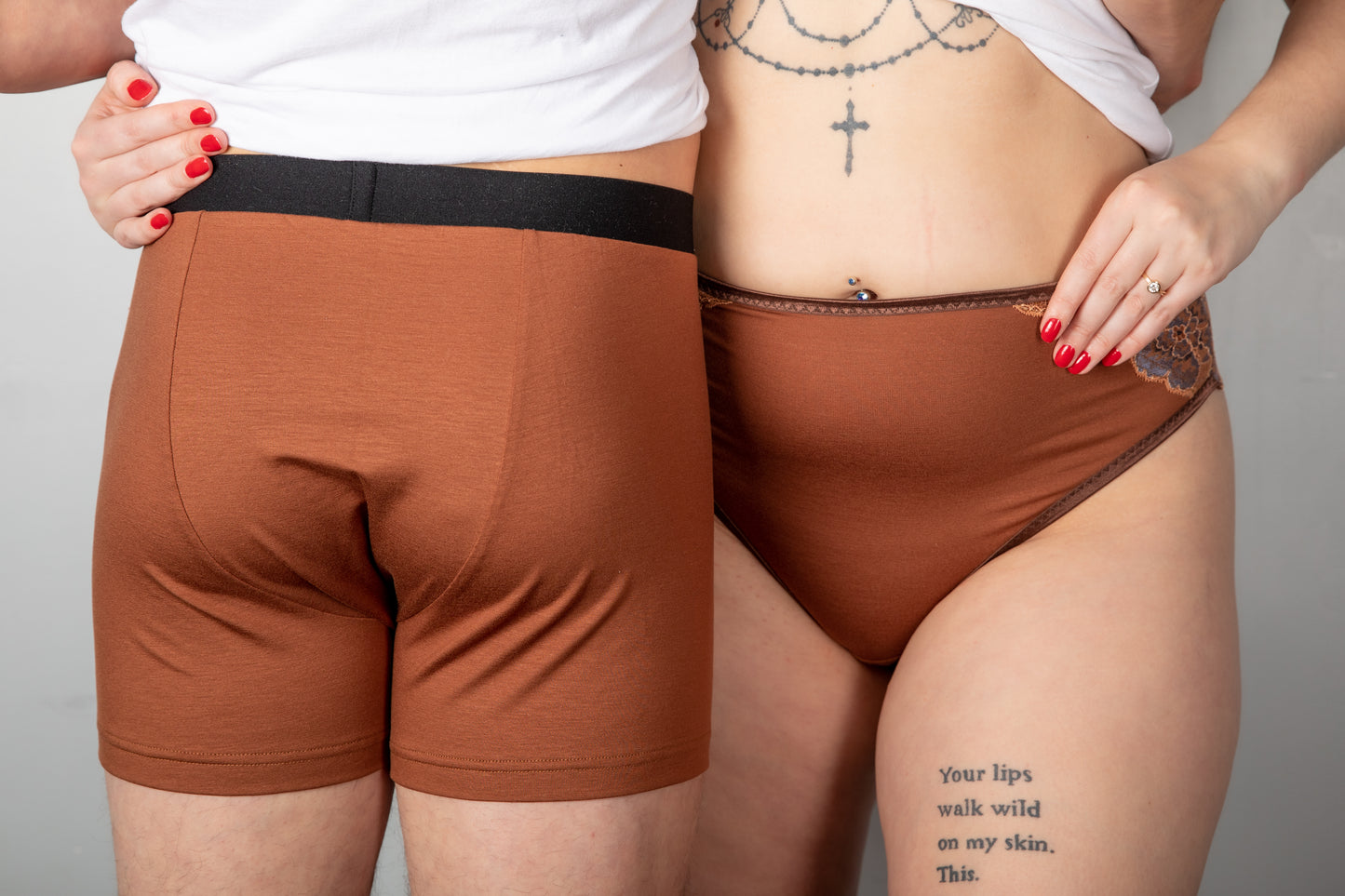 Sieviešu zemā vidukļa biksītes no TENCEL™ trikotāžas un pārstrādātas mežģīnes - Kanēļa brūnas ar rudu mežģīni un ziliem ziediem