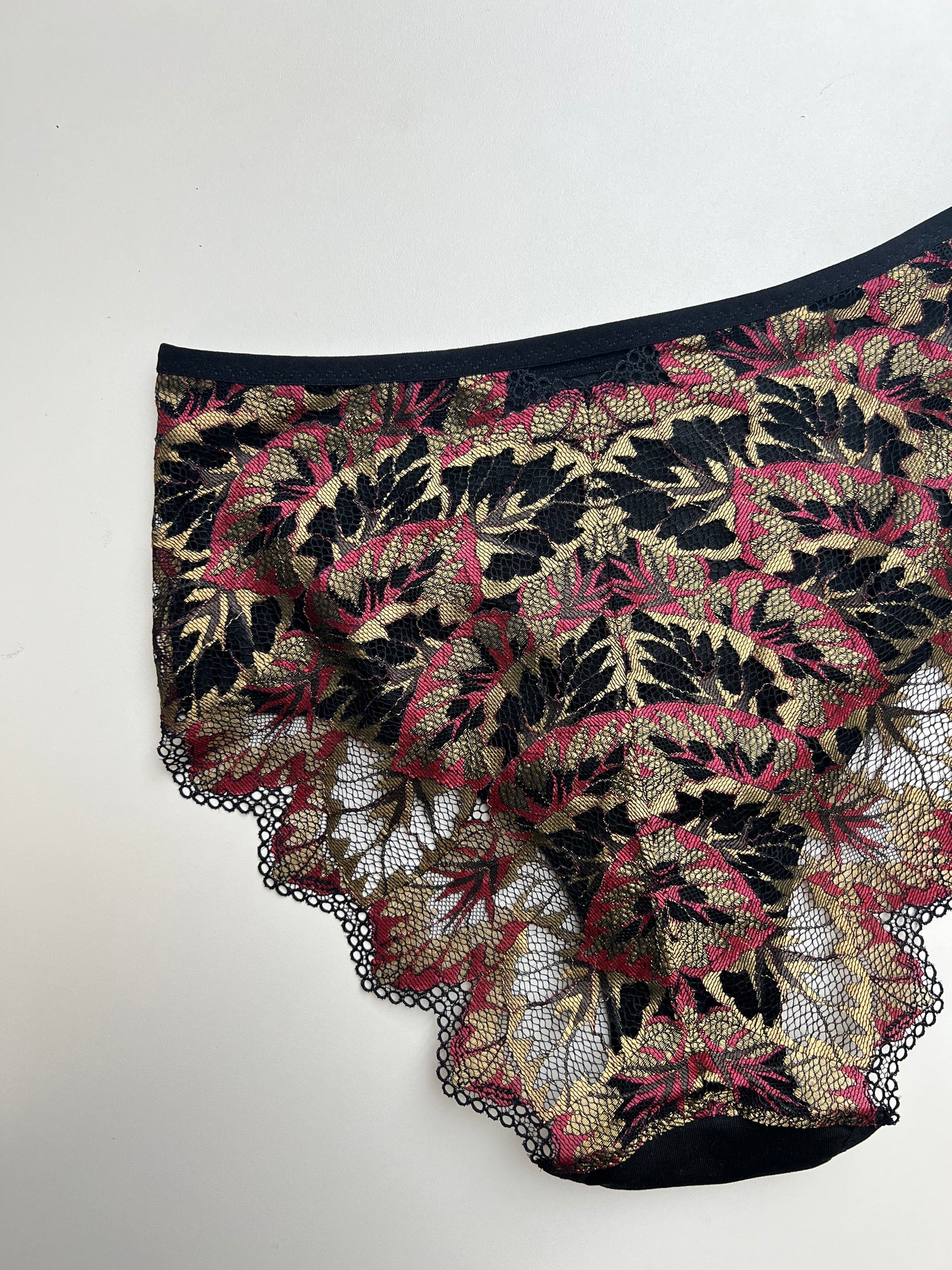 Sieviešu augstā vidukļa biksītes no TENCEL™ trikotāžas un pārstrādātas mežģīnes – Melnas ar mežģīņu mugurpusi