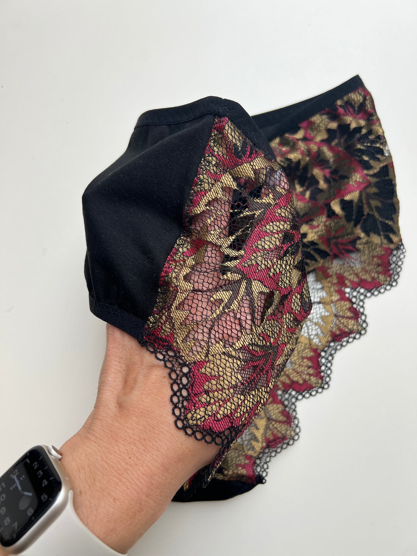 Sieviešu augstā vidukļa biksītes no TENCEL™ trikotāžas un pārstrādātas mežģīnes – Melnas ar mežģīņu mugurpusi