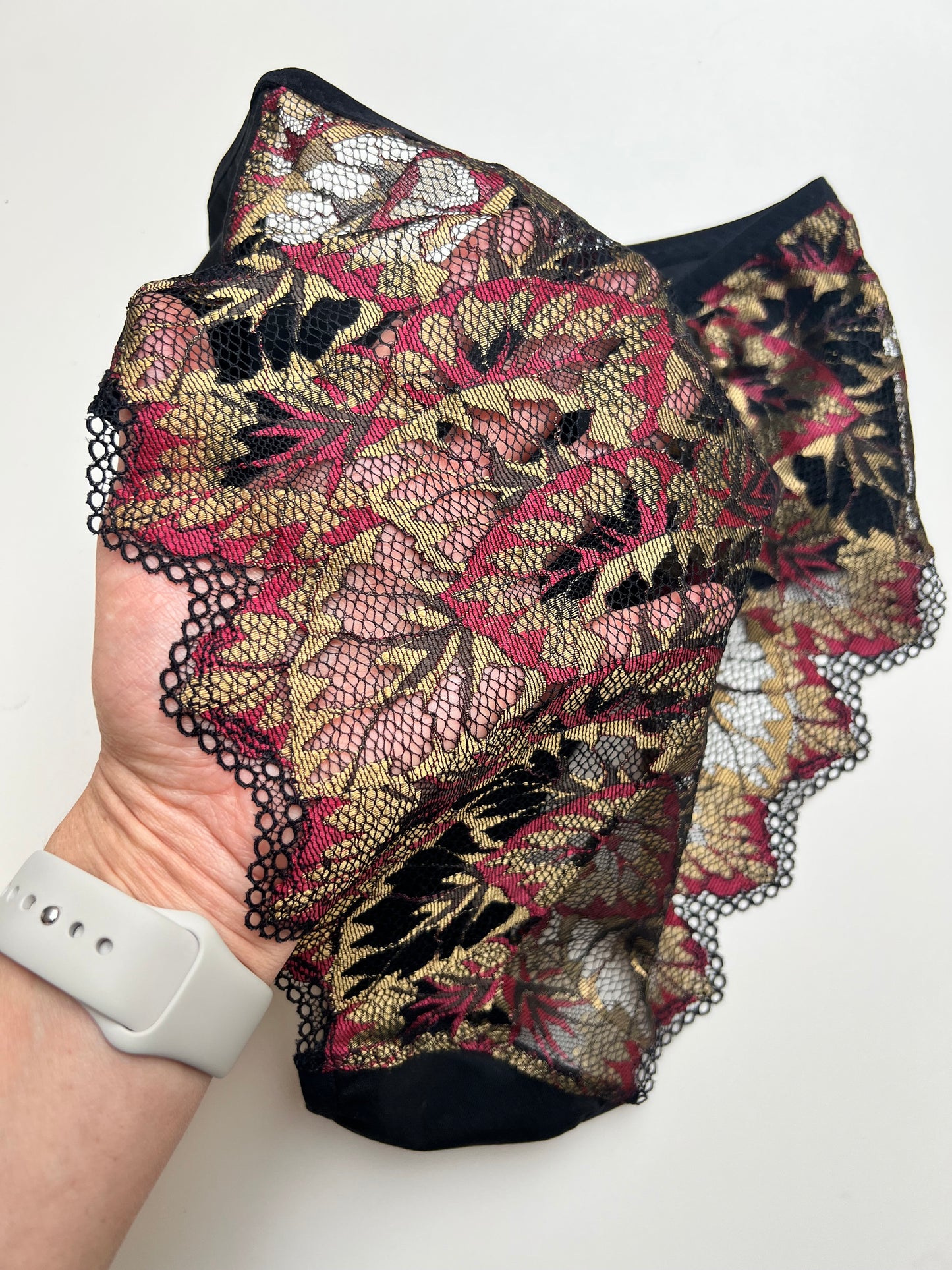 Sieviešu augstā vidukļa biksītes no TENCEL™ trikotāžas un pārstrādātas mežģīnes – Melnas ar mežģīņu mugurpusi
