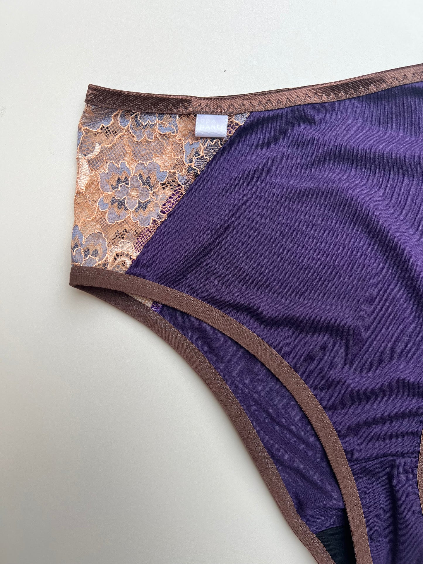Tumši lillā Opanties no TENCEL™ trikotāžas ar pārstrādātas mežģīnes ziedu rakstu