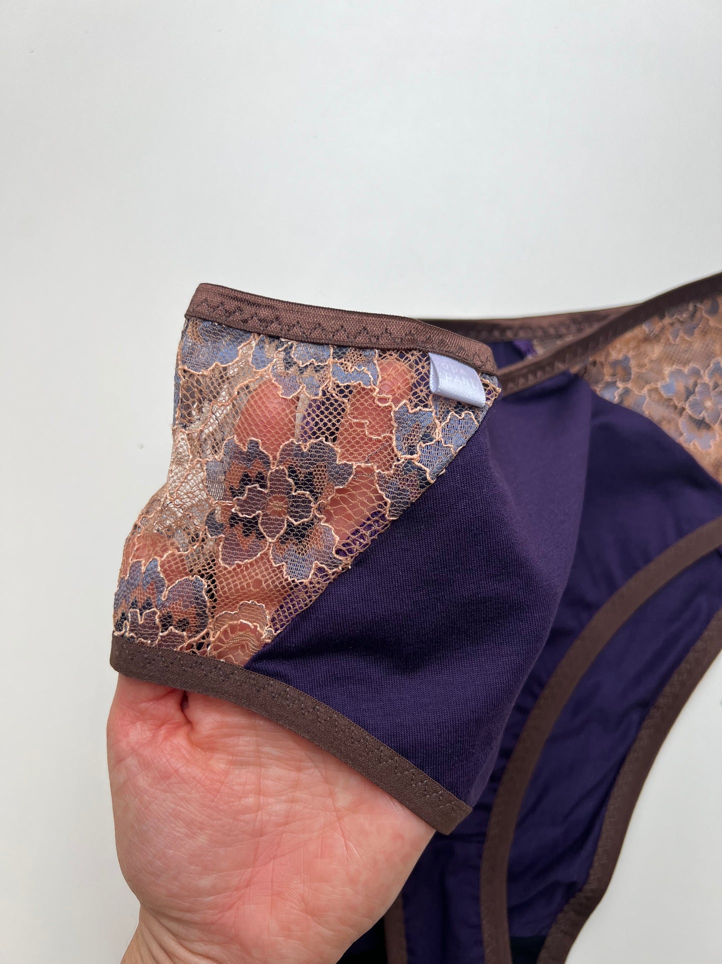 Tumši lillā Opanties no TENCEL™ trikotāžas ar pārstrādātas mežģīnes ziedu rakstu