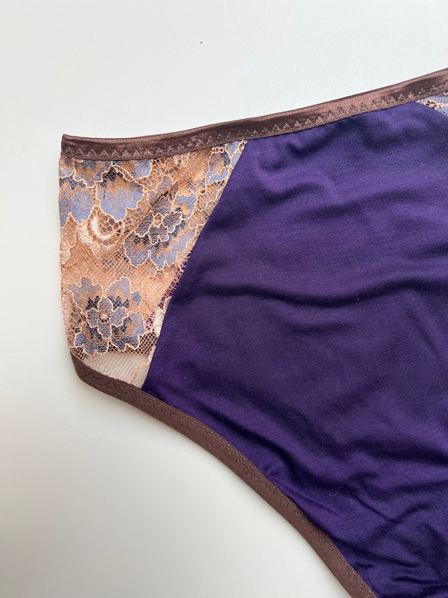 Tumši lillā Opanties no TENCEL™ trikotāžas ar pārstrādātas mežģīnes ziedu rakstu