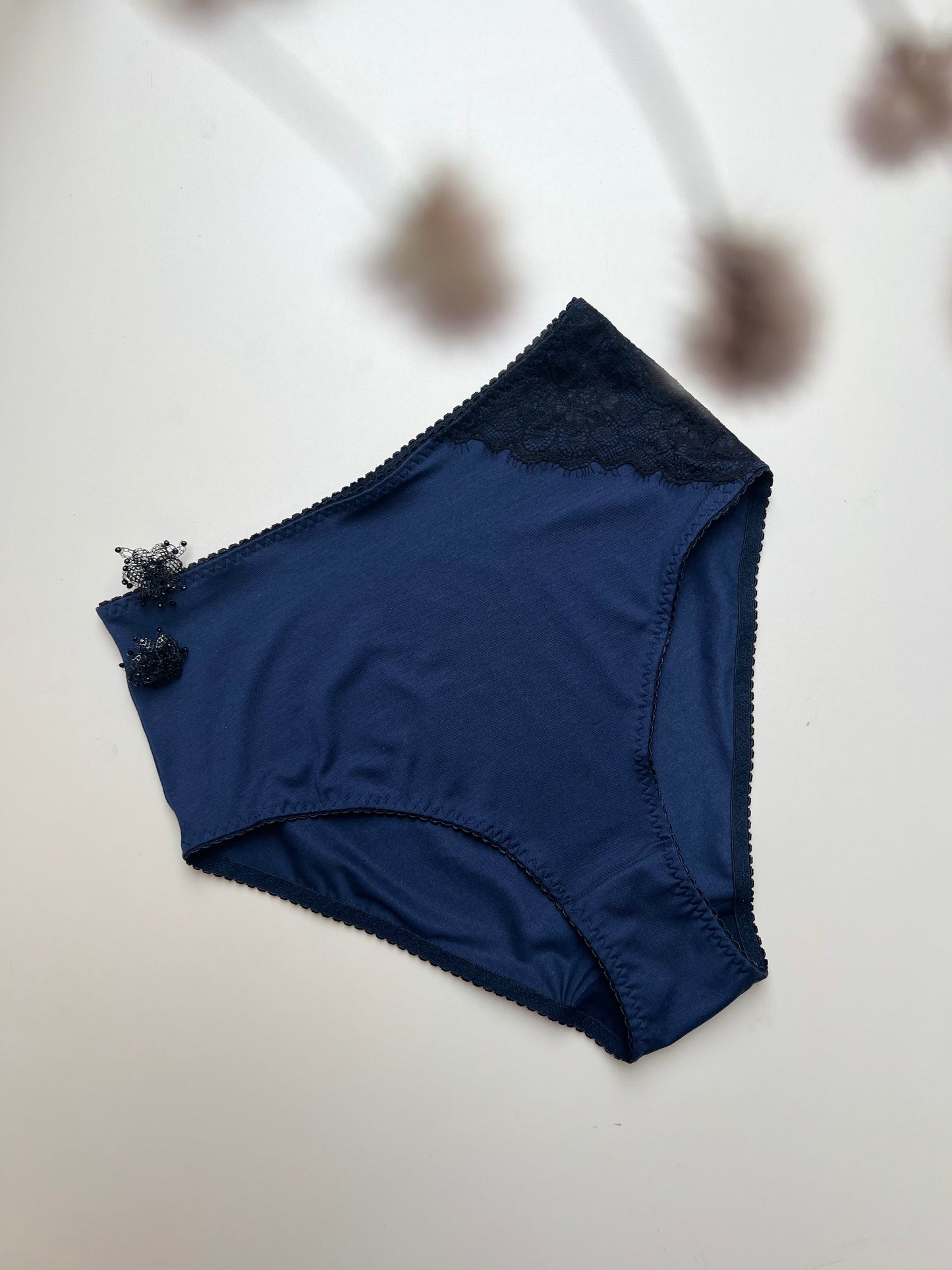 Sieviešu augstā vidukļa biksītes no TENCEL™ trikotāžas un pārstrādātas mežģīnes –  tumši zilas ar melnu mežģīni