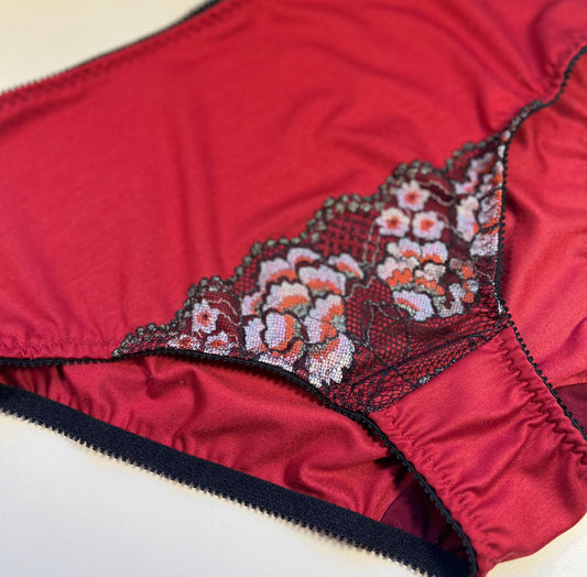 Sieviešu augstā vidukļa TENCEL™ biksītes – Sarkanas ar mežģīņu akcentu