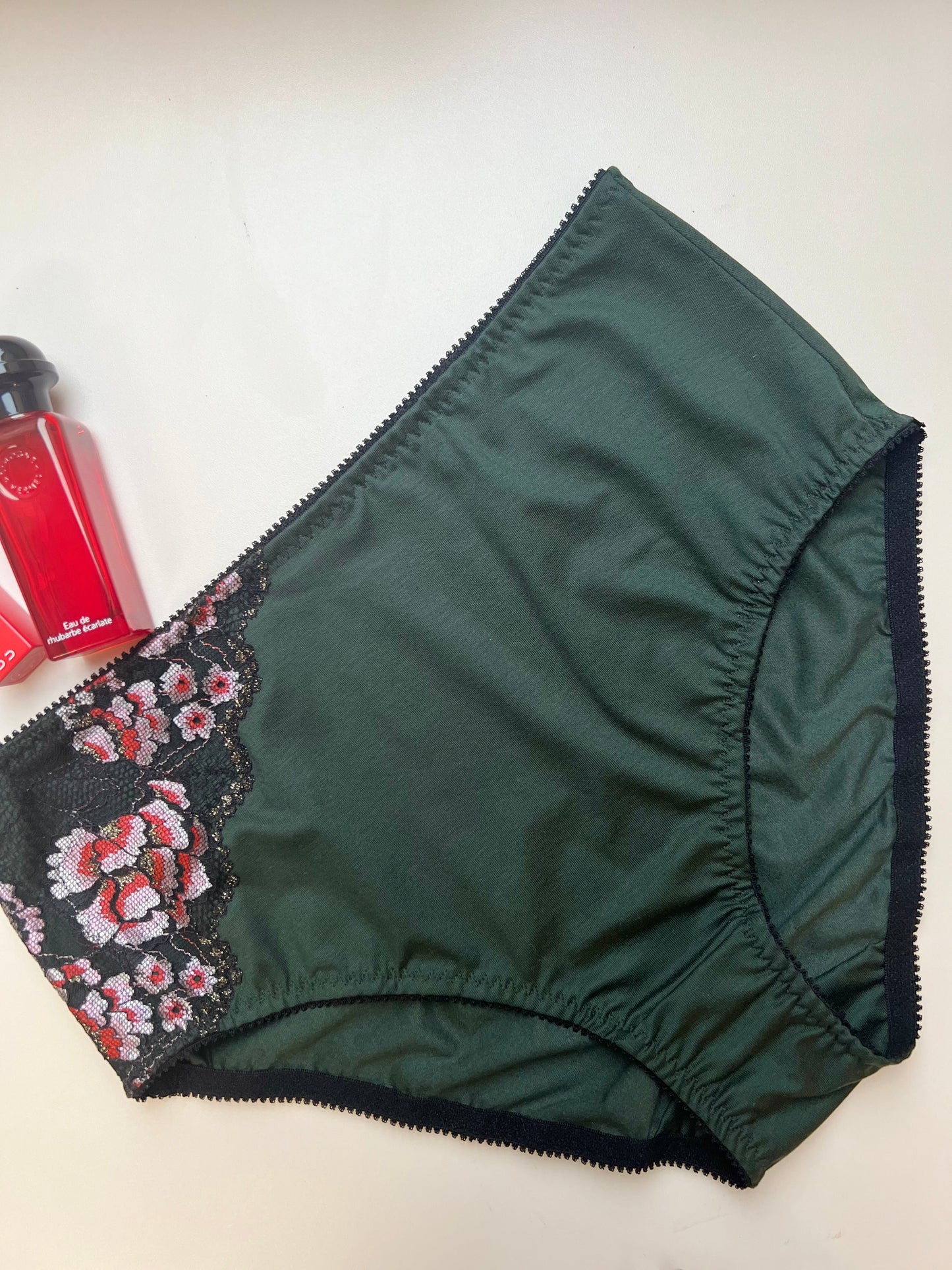 Sieviešu augstā vidukļa TENCEL™ biksītes – tumši zaļas ar mežģīņu akcentu
