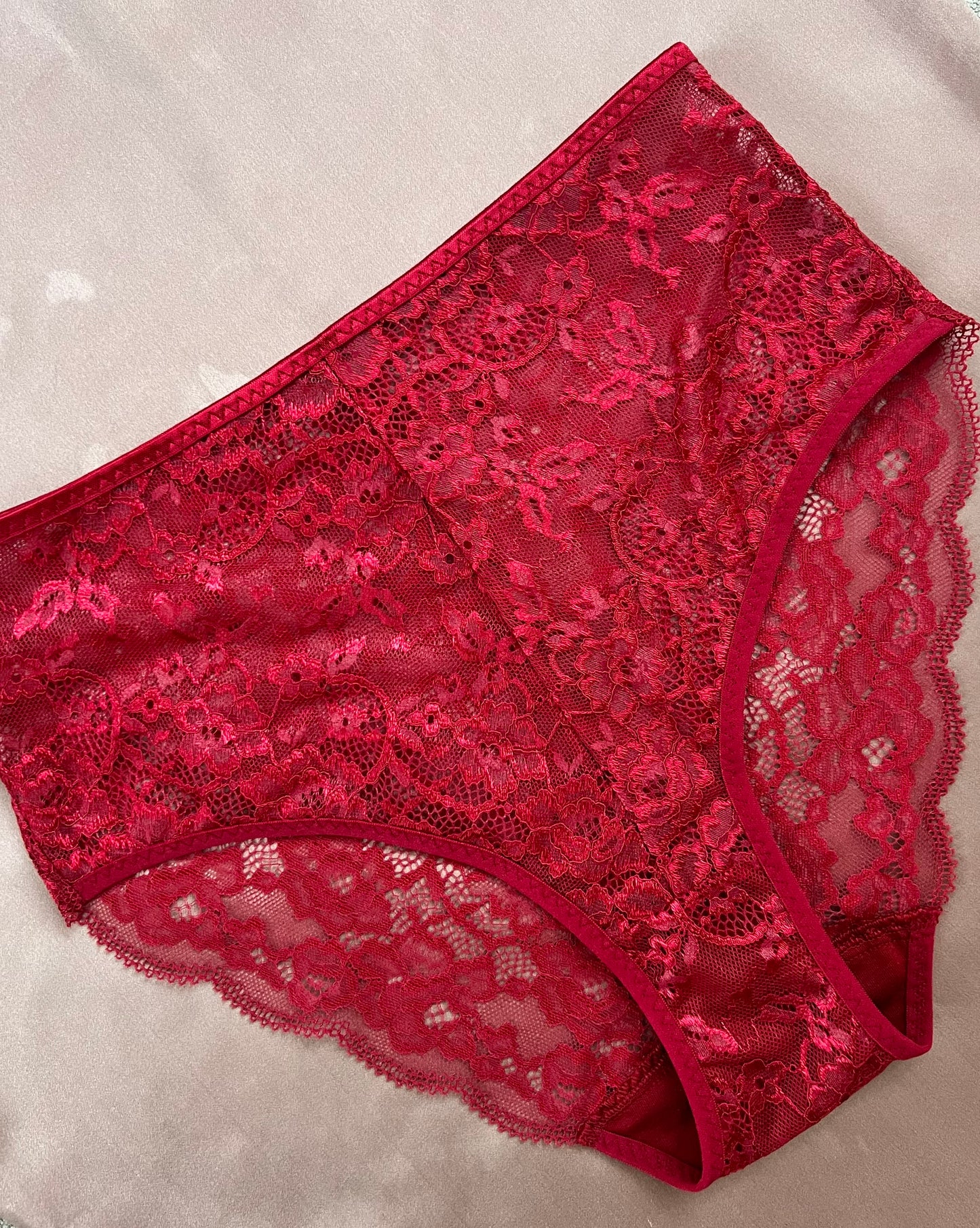 Sieviešu augstā vidukļa biksītes no sarkanas ziedu raksta mežģīnes