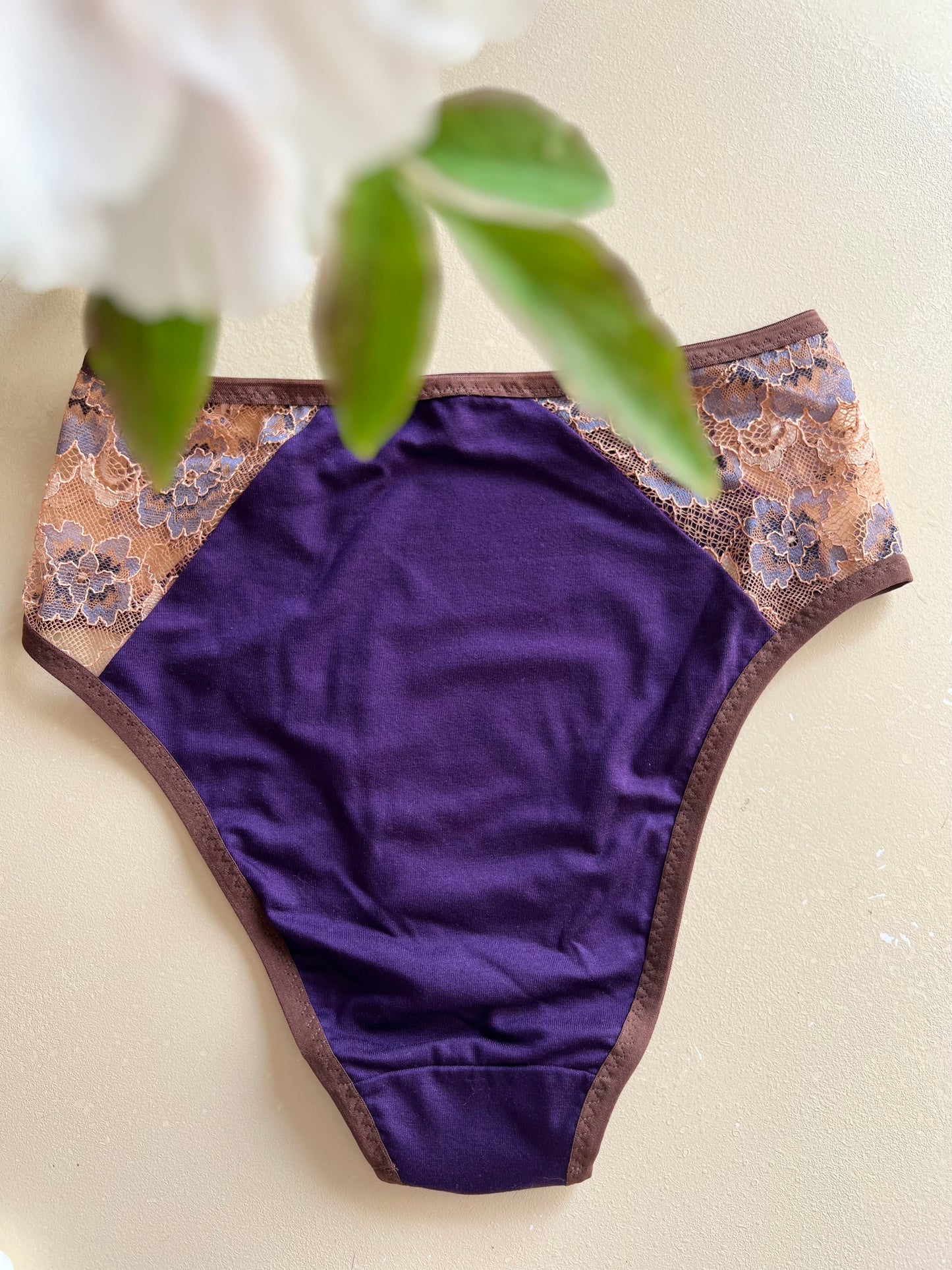 Tumši lillā Opanties no TENCEL™ trikotāžas ar pārstrādātas mežģīnes ziedu rakstu