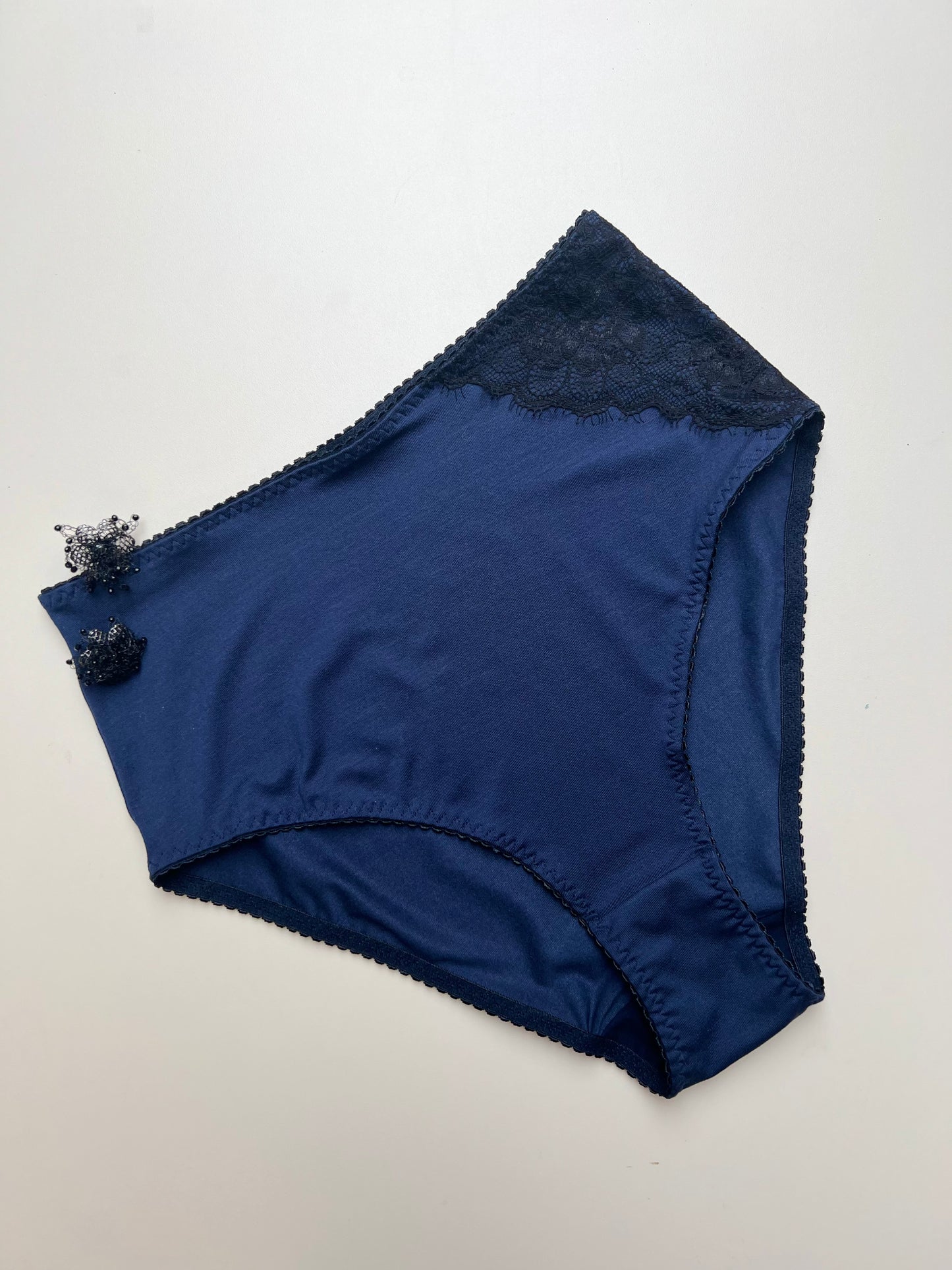 Sieviešu augstā vidukļa biksītes no TENCEL™ trikotāžas un pārstrādātas mežģīnes –  tumši zilas ar melnu mežģīni