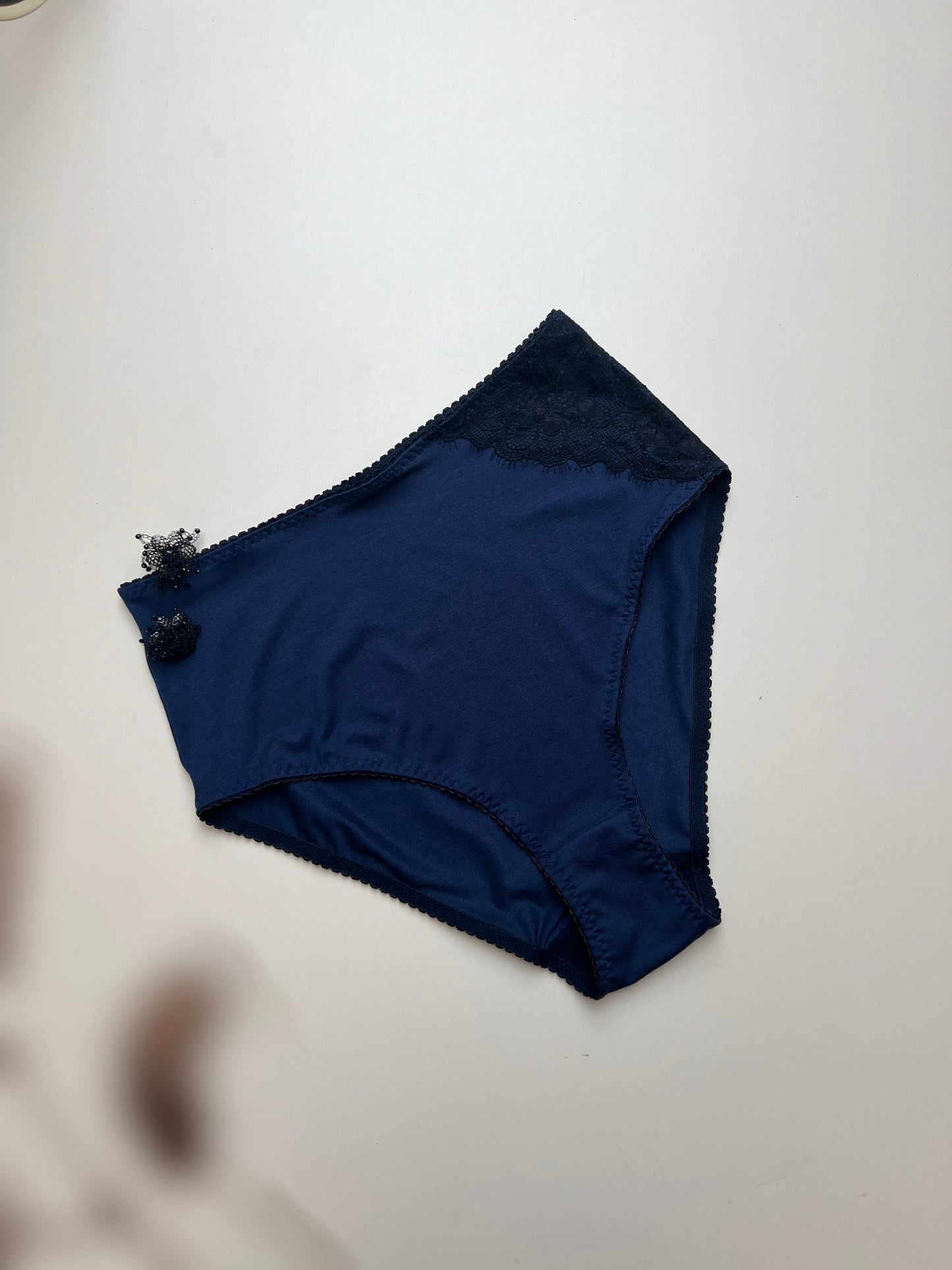 Sieviešu augstā vidukļa biksītes no TENCEL™ trikotāžas un pārstrādātas mežģīnes –  tumši zilas ar melnu mežģīni