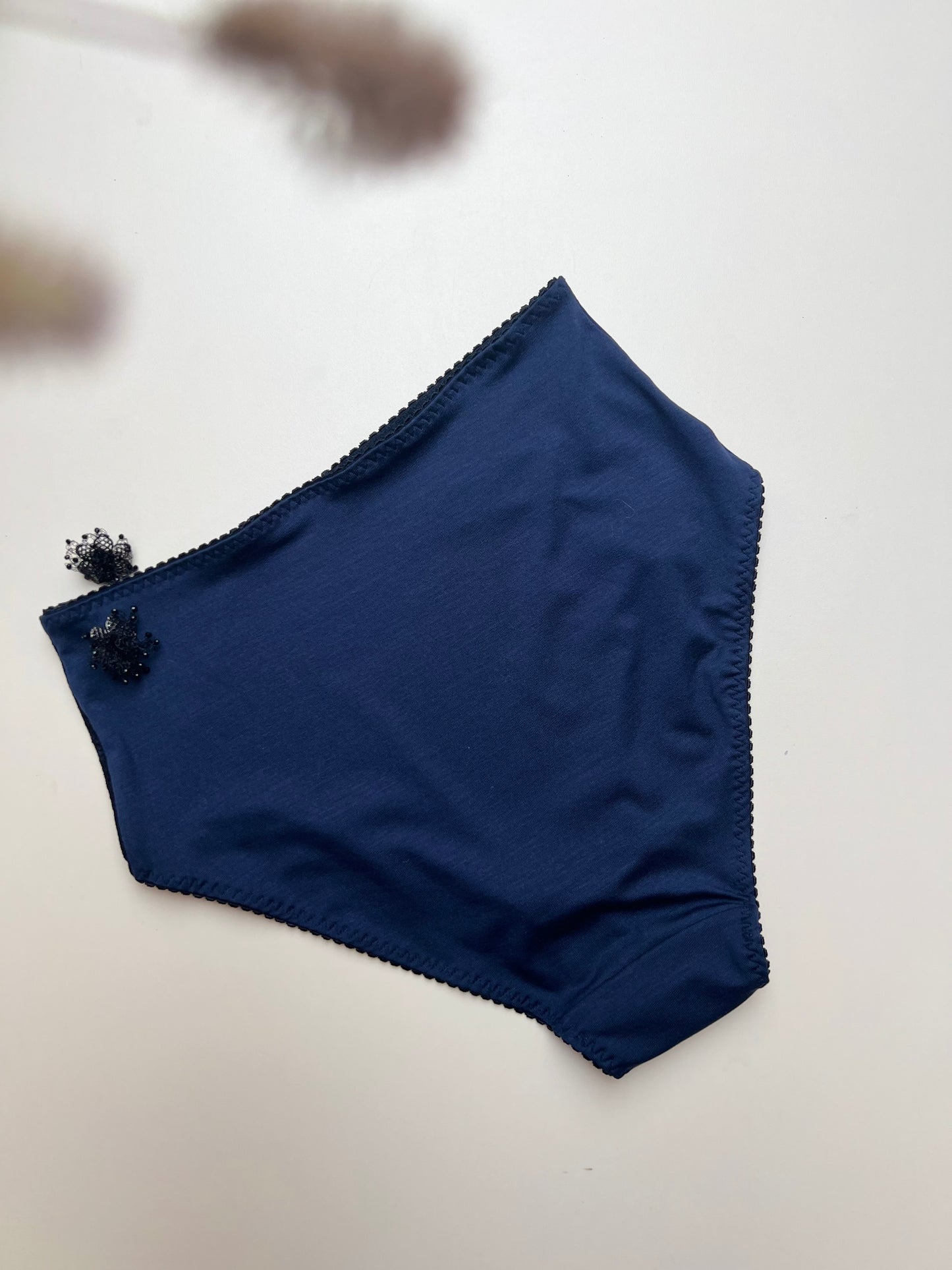 Sieviešu augstā vidukļa biksītes no TENCEL™ trikotāžas un pārstrādātas mežģīnes –  tumši zilas ar melnu mežģīni