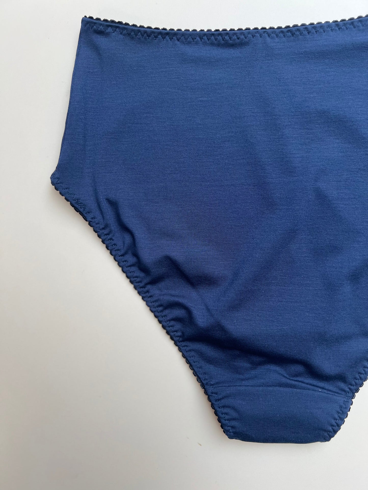 Sieviešu augstā vidukļa biksītes no TENCEL™ trikotāžas un pārstrādātas mežģīnes –  tumši zilas ar maigi violetu mežģīni