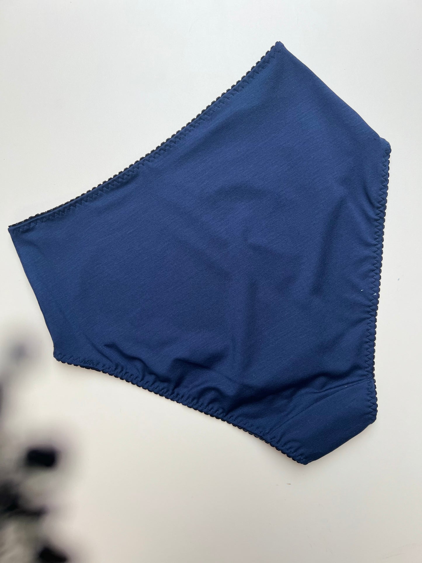 Sieviešu augstā vidukļa biksītes no TENCEL™ trikotāžas un pārstrādātas mežģīnes –  tumši zilas ar maigi violetu mežģīni