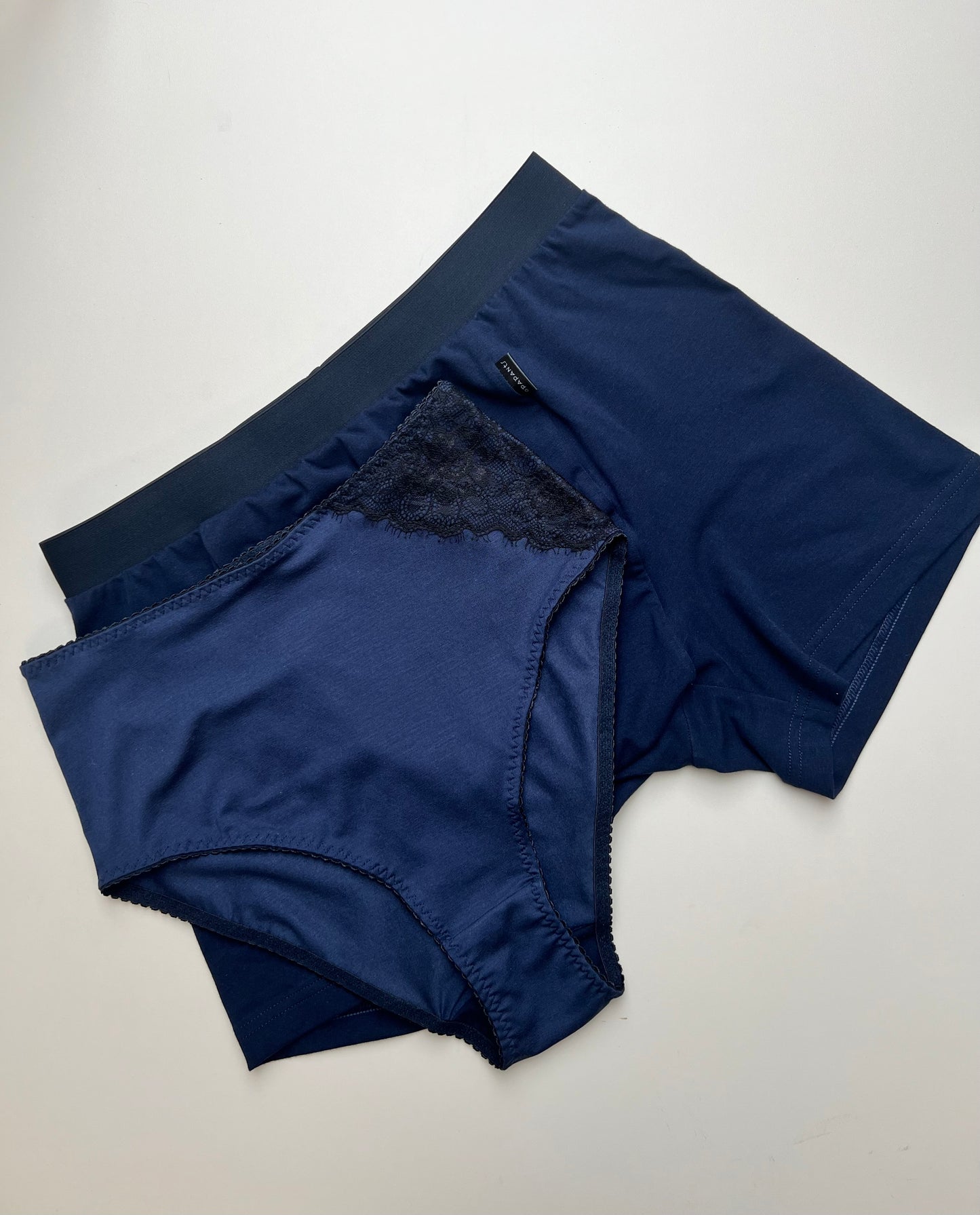 Sieviešu augstā vidukļa biksītes no TENCEL™ trikotāžas un pārstrādātas mežģīnes –  tumši zilas ar melnu mežģīni