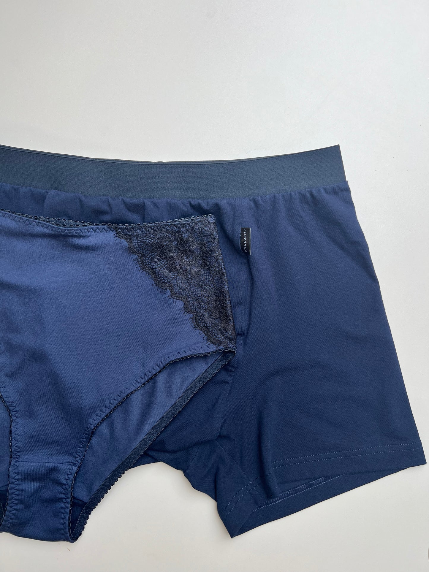 Sieviešu augstā vidukļa biksītes no TENCEL™ trikotāžas un pārstrādātas mežģīnes –  tumši zilas ar melnu mežģīni