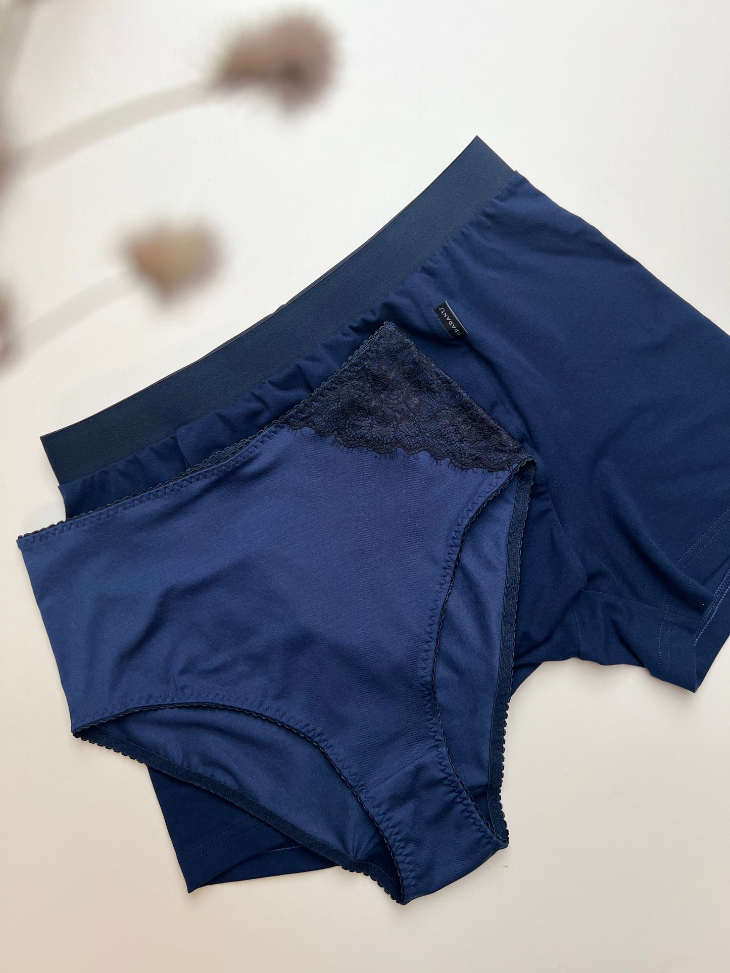 Sieviešu augstā vidukļa biksītes no TENCEL™ trikotāžas un pārstrādātas mežģīnes –  tumši zilas ar melnu mežģīni