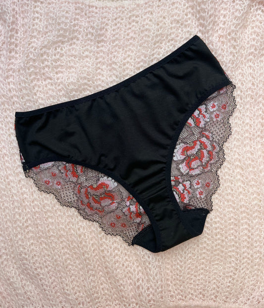 Sieviešu vidēja vidukļa biksītes no TENCEL™ trikotāžas un pārstrādātas mežģīnes – Melnas ar mežģīņu mugurpusi 