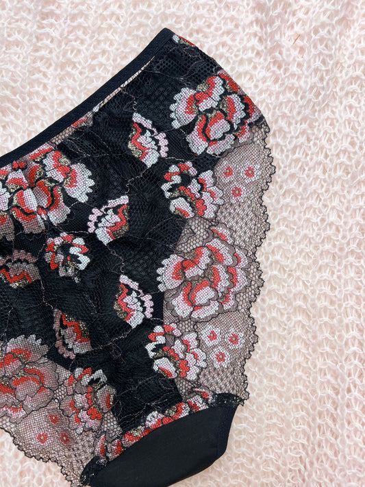 Sieviešu vidēja vidukļa biksītes no TENCEL™ trikotāžas un pārstrādātas mežģīnes – Melnas ar mežģīņu mugurpusi 