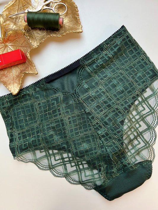 Sieviešu augstā vidukļa biksītes no TENCEL™ trikotāžas un pārstrādātas mežģīnes – Tumši zaļas ar mežģīņu mugurpusi 