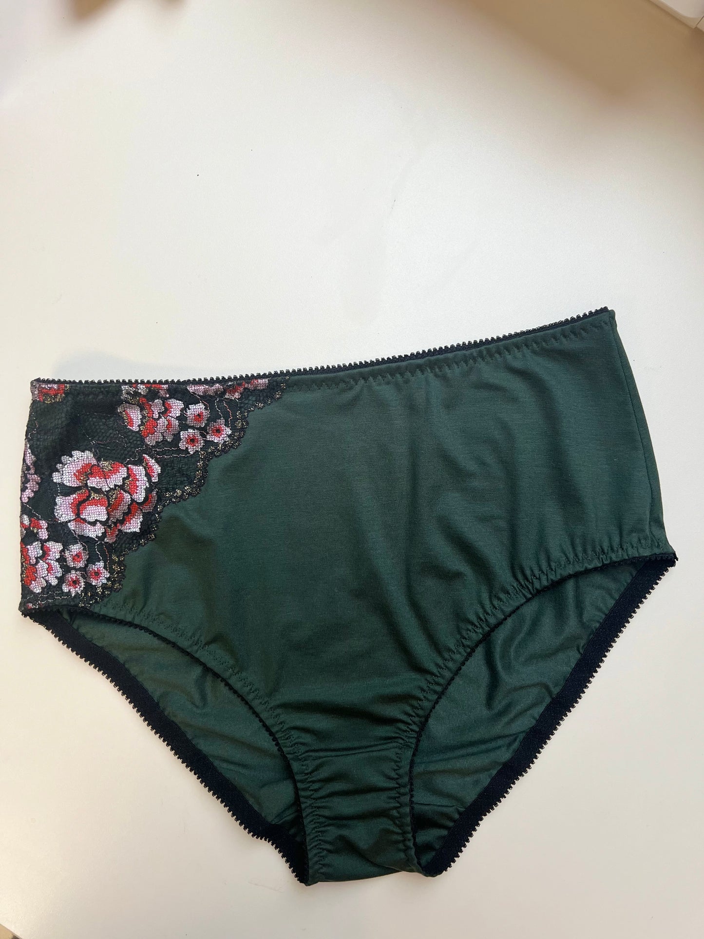 Sieviešu augstā vidukļa TENCEL™ biksītes – tumši zaļas ar mežģīņu akcentu