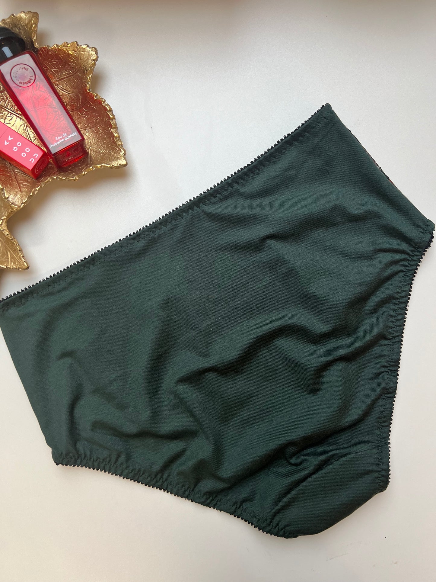 Sieviešu augstā vidukļa TENCEL™ biksītes – tumši zaļas ar mežģīņu akcentu