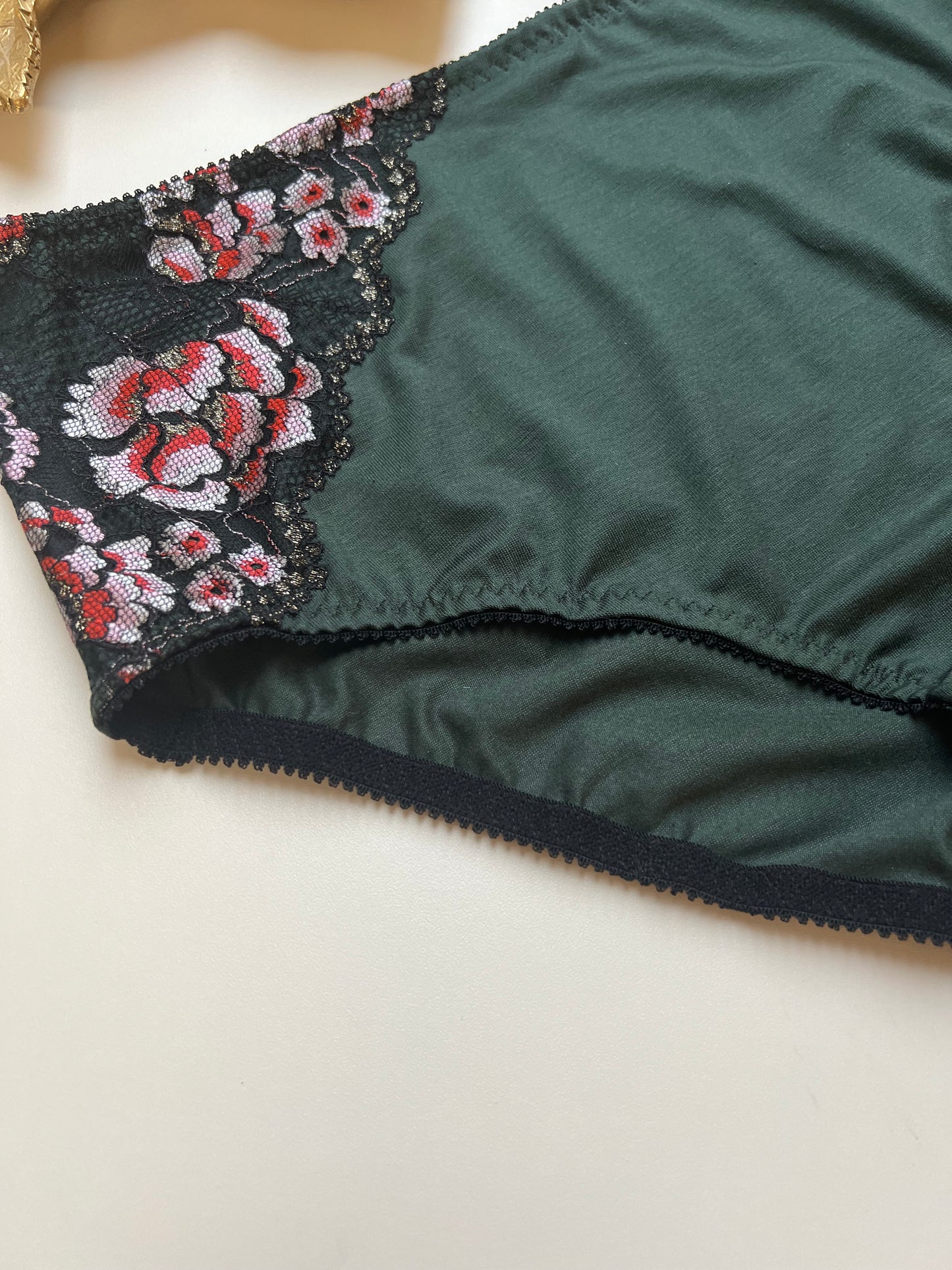 Sieviešu augstā vidukļa TENCEL™ biksītes – tumši zaļas ar mežģīņu akcentu
